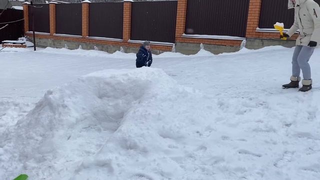 Играем в снежки с мамой