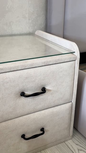 Тумбочка прикроватная со стеклом