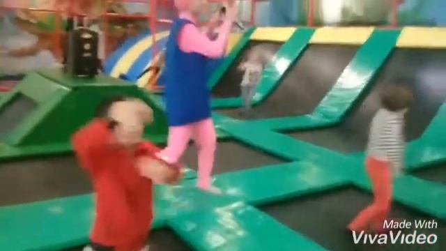 Тимур и Милана танцует со Свинкой Пеппа и Джорджем. Снеговик Эльзы Олоф под песню Open Kids.