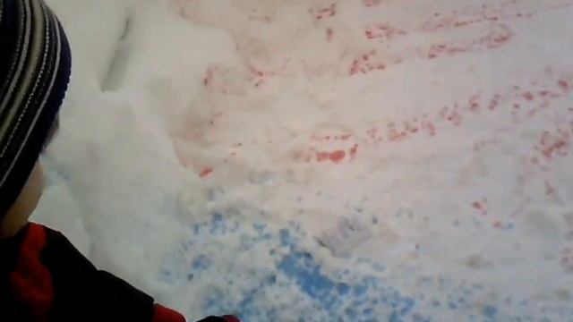 Зима. Красный, синий снег.