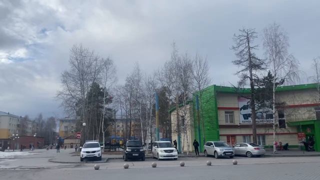 Осматриваемся в северном городке! Снег еще не растаял. Пасмурное небо..