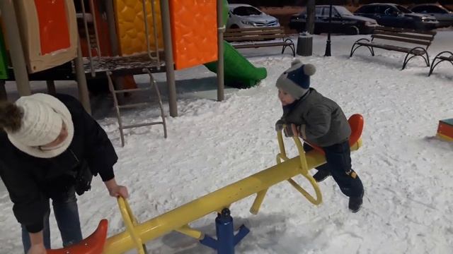 Миша на зимней площадке