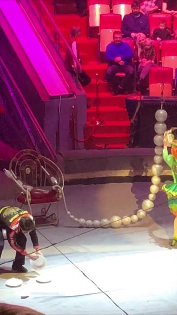 Очень смешной трюк с тарелочками ! Клоуны отжигают ))) #клоун #смешно #смешныевидео