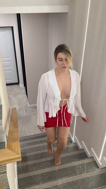 Блондинка, которая знает, как привлечь внимание