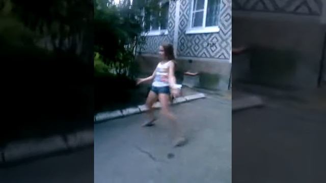 Дефка типа танцует хип хоп
