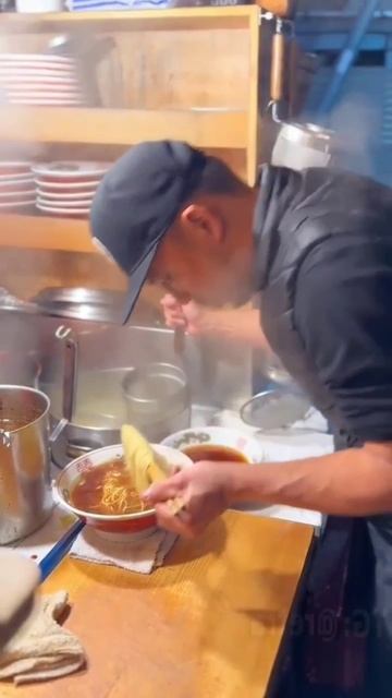 Рамен в ночной закусочной Японии