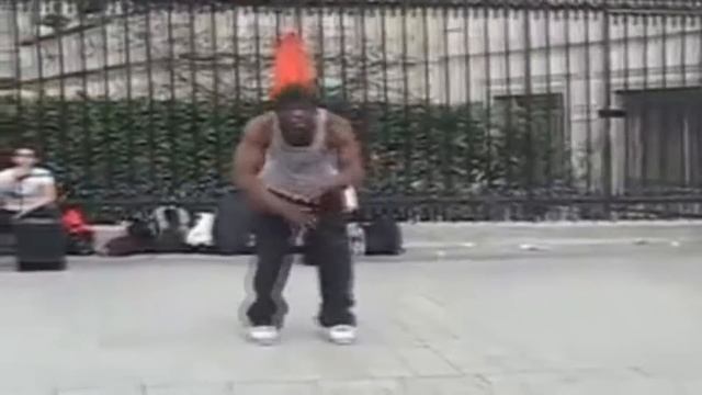 Негр жестко отжигает под крутую музыку