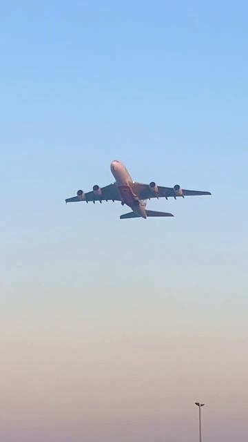 Взлет САМОГО большого пассажирского самолета! Airbus A380!