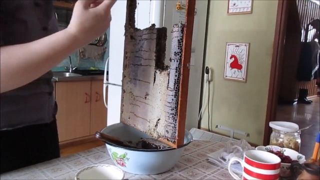 СОТОВЫЙ МЁД.  РЕЖЕМ РАМКУ