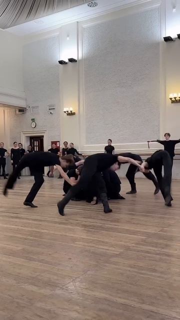 Класс-концерт «Дорога к танцу» фрагмент мужских трюков. Балет Игоря Моисеева