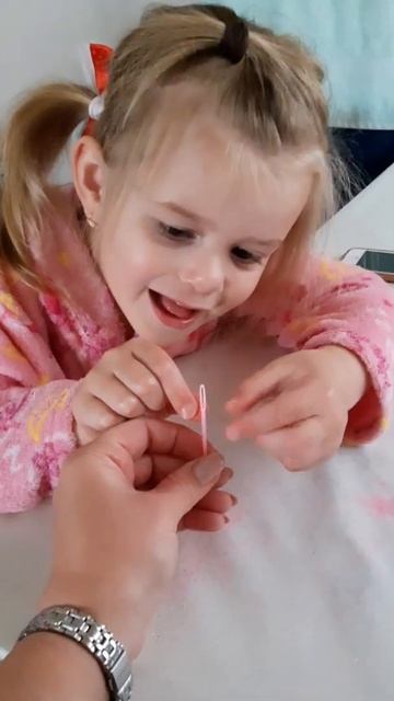 МАЛЕНЬКАЯ ДЕВОЧКА ПЕРВЫЙ РАЗ НАДЕВАЕТ НИТКУ НА ИГОЛКУ