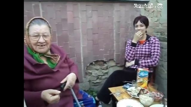 Бабуля жжет  Поет песню о члене