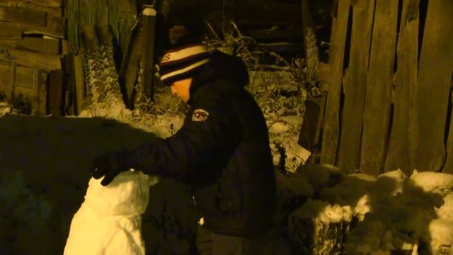 Даня лепит снеговик