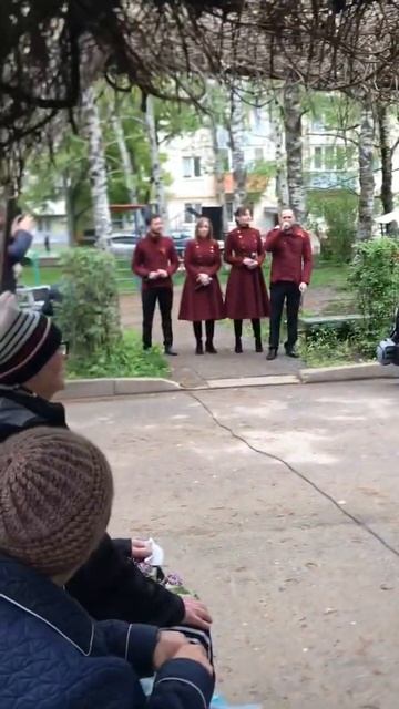 Песня «День победы» во дворе в честь ветерана. Ставрополь. Район парка Победы