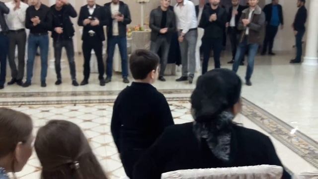 Мальчик  танцует  на свадьбе