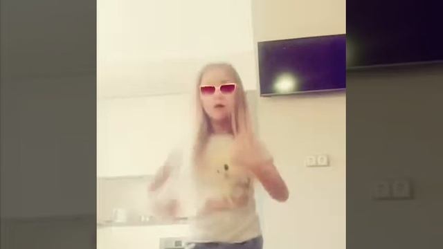 Надя танцует хип хоп и поёт