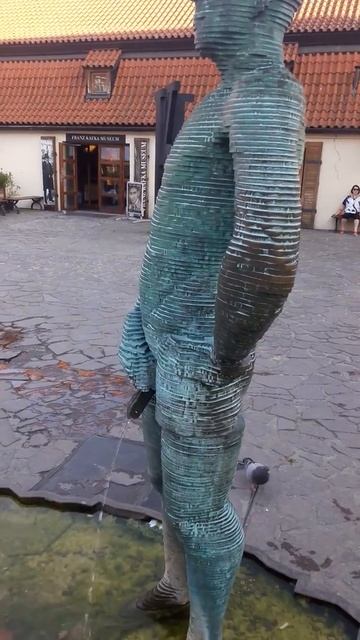 Писающие статуи. Прага.