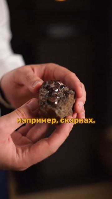 Что объединяет гранаты? #минерал  #гранаты #демантоид #?