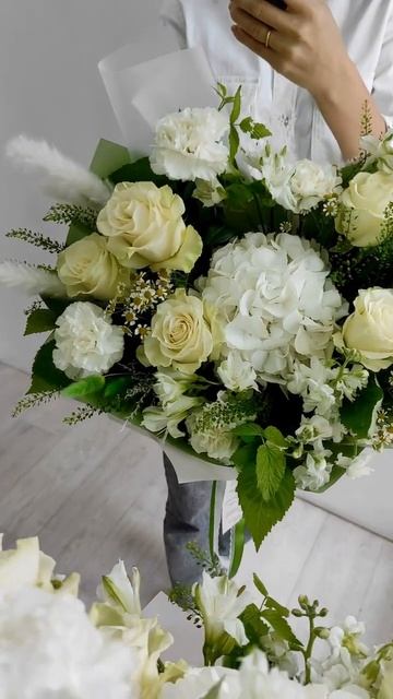 Летние букеты с гортензией и розами в наличии. Заказат