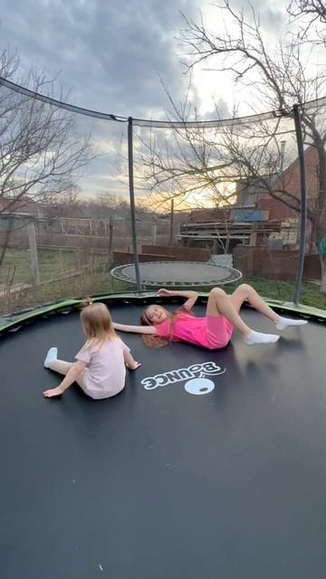Чилим с сестренкой. #отдых#батут#прыжки#дача#сигмабой#s