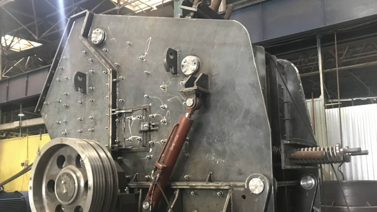 Дробилка ударного типа измельчения, с горизонтальным валом