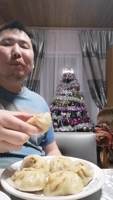 Ем позы руками, мясной сок, соевый соус. Подписывайтес?