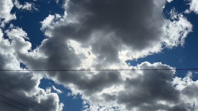 Светлое небо над головой! Мирное небо! Такая красота - солнце и облака на голубом небе!