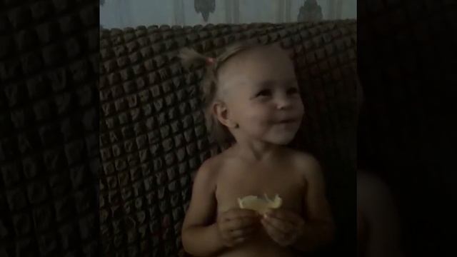 Варя ест лимон