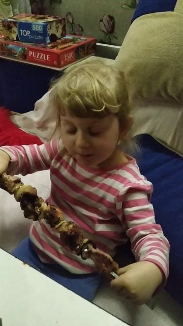 дочя ест шашлык...