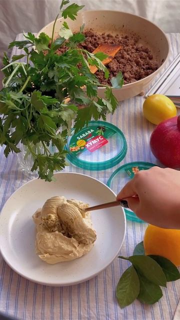 Хумус с зернами граната и чипсами