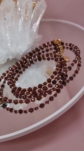 Сотуар из натуральных гранатов ручной работы.