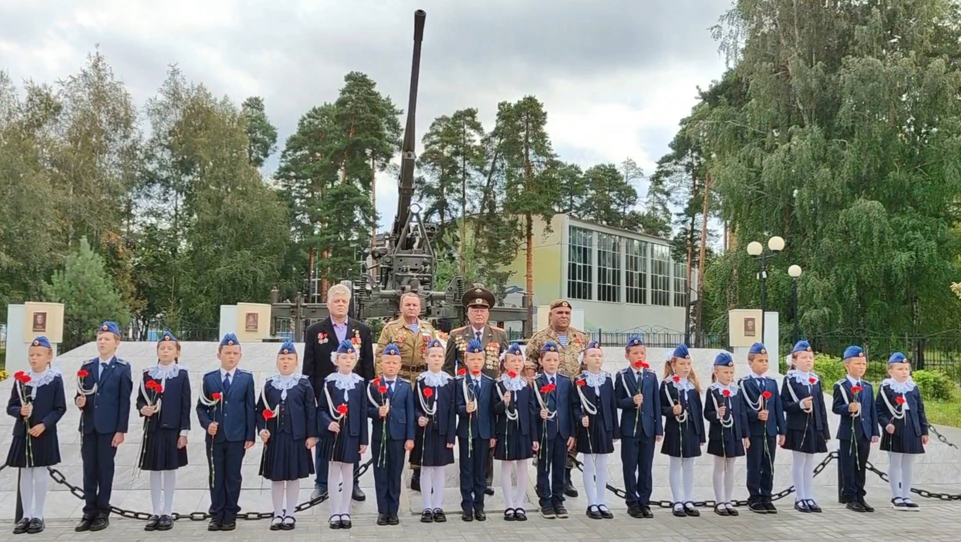 Памяти павших будем достойны!