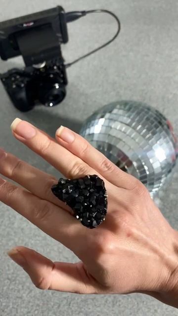 Съёмка украшений|Кольцо с гранатом черным кристалл ме