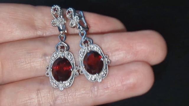 Серебряные серьги с красным гранатом и белыми топазам