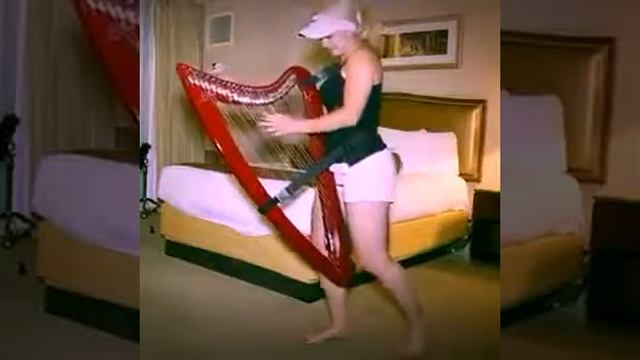 Девушка  на арфе играет депасито