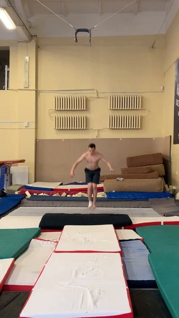 Два угла вперед с поворотом с батута #подпишись #спорт