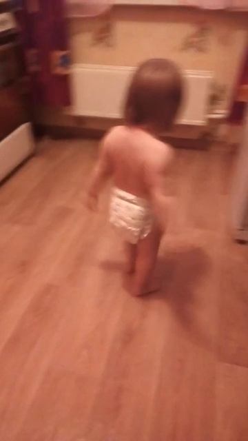 Маленькая девочка 1 год 3 месяца танцует «танцы под фон