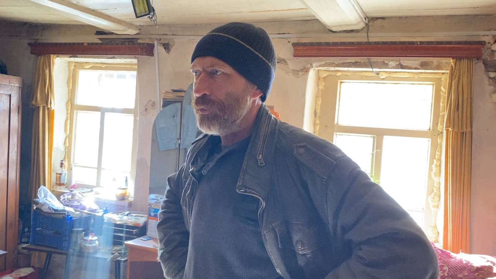 Житель деревни уже давно живет без электричества. Как он вышел из положения