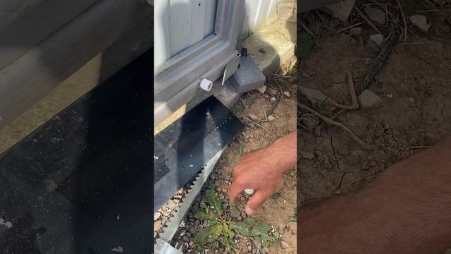 Щель под воротами