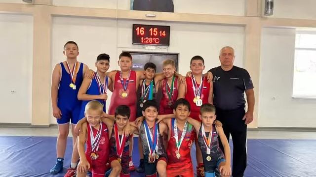 фото наших борцов с нашими медалями