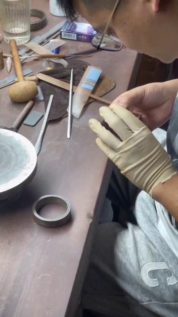 Мастер Чжоу Сыяо делает наши чайники!