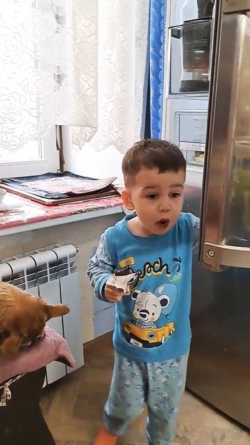Чтобы взять из холодильника #еда #холодильник #сын #мно