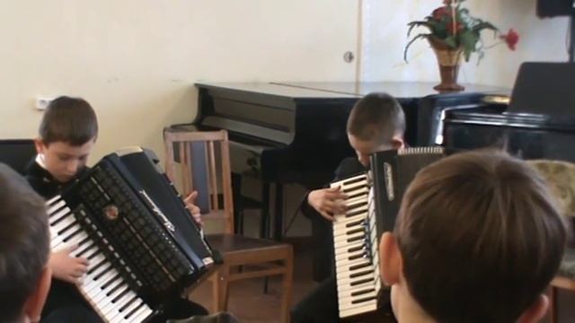 Дуэт аккордеонистов. Юноши, учащиеся музыкальной школы.
