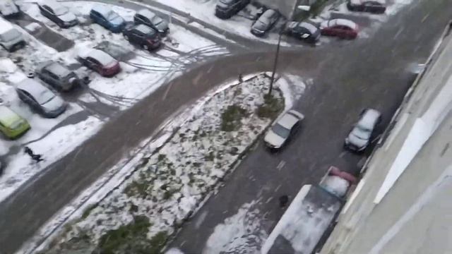 Сыпется снежок. вид из окна.