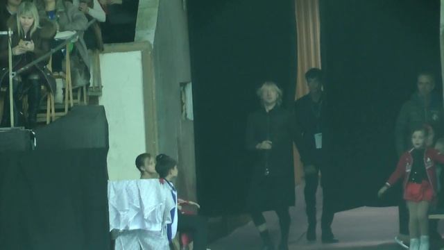 Евгений  Плющенко разминается перед шоу. Зал осматривает) Короли льда.Ростов.28.10.2015