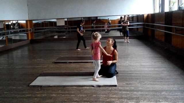 Акробатика. Переворот вперёд Камила )4 года). Даяна Ерёмина