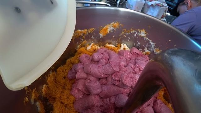 Работа на кухне как готовят котлеты и суп в столовой