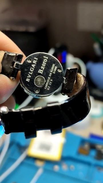 Часы B.Zero1без переводной головки. Переводятся кнопкой,