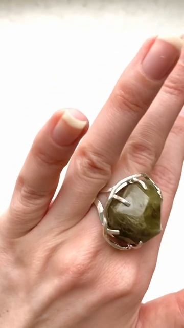 Кольцо с везувианом гранатом зеленым кристалл на руке