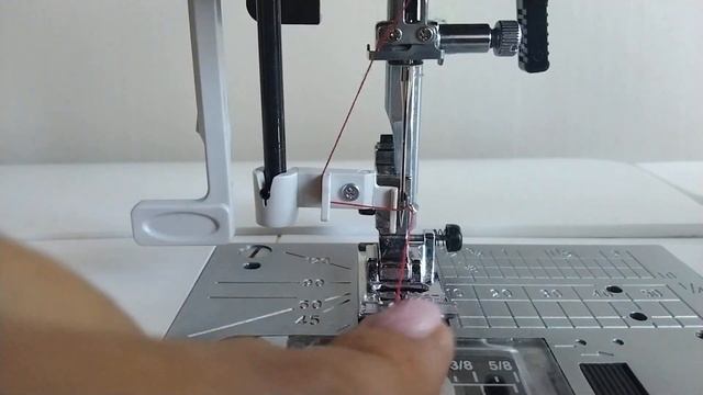 Заправка нити с помощью нитевдевателя в швейной машин